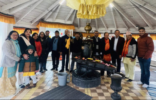 एनआरएनए अमेरिकाका बरिष्ठ उपाध्यक्ष पन्तद्वारा नेपाली भाषा कक्षालाई पुस्तक प्रदान