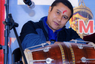 अमेरिकामा रहेका नेपाली गायक राजु ढुङेललाई भारतमा अबार्ड